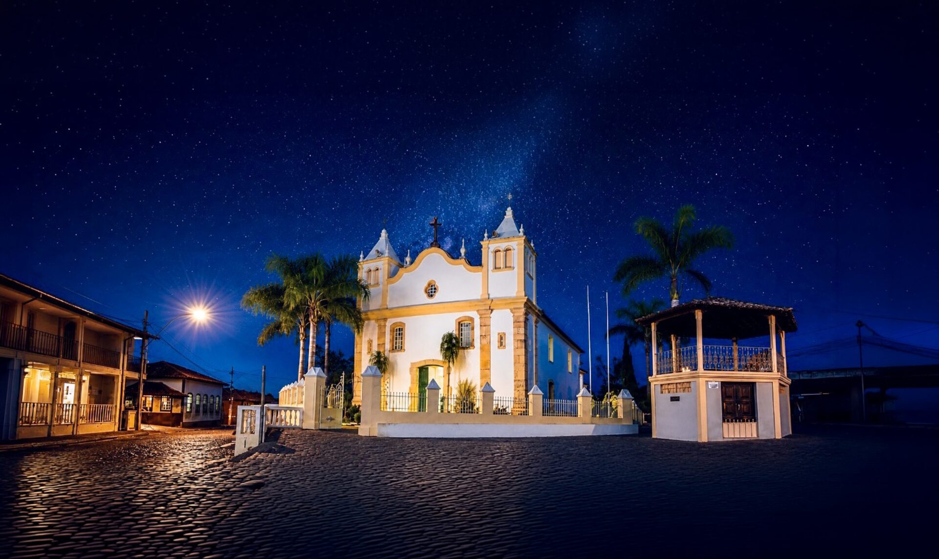 Santuário do Senhor do Bonfim sob a Via Láctea — fotografia autoral de Márcio Aguiar